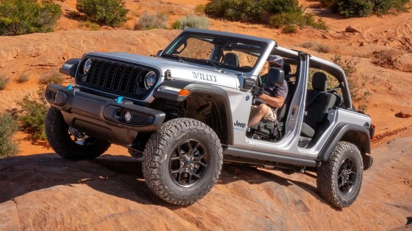 Jeep triệu hồi Wrangler 4xe có nguy cơ cháy nổ, khuyến cáo chủ xe không cắm sạc Jeep triệu hồi Wrangler 4xe có nguy cơ cháy nổ, khuyến cáo chủ xe không cắm sạc