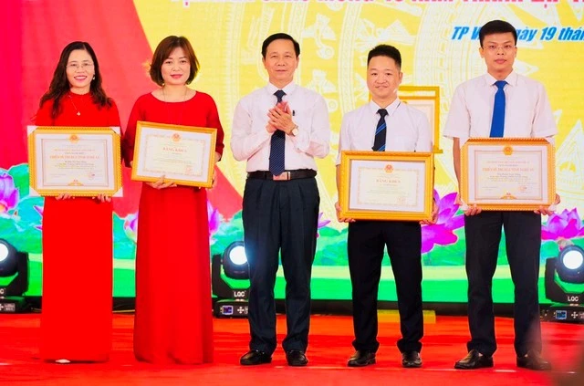Khen nhưng không thưởng - Ảnh 1. Khen nhưng không thưởng - Ảnh 1.