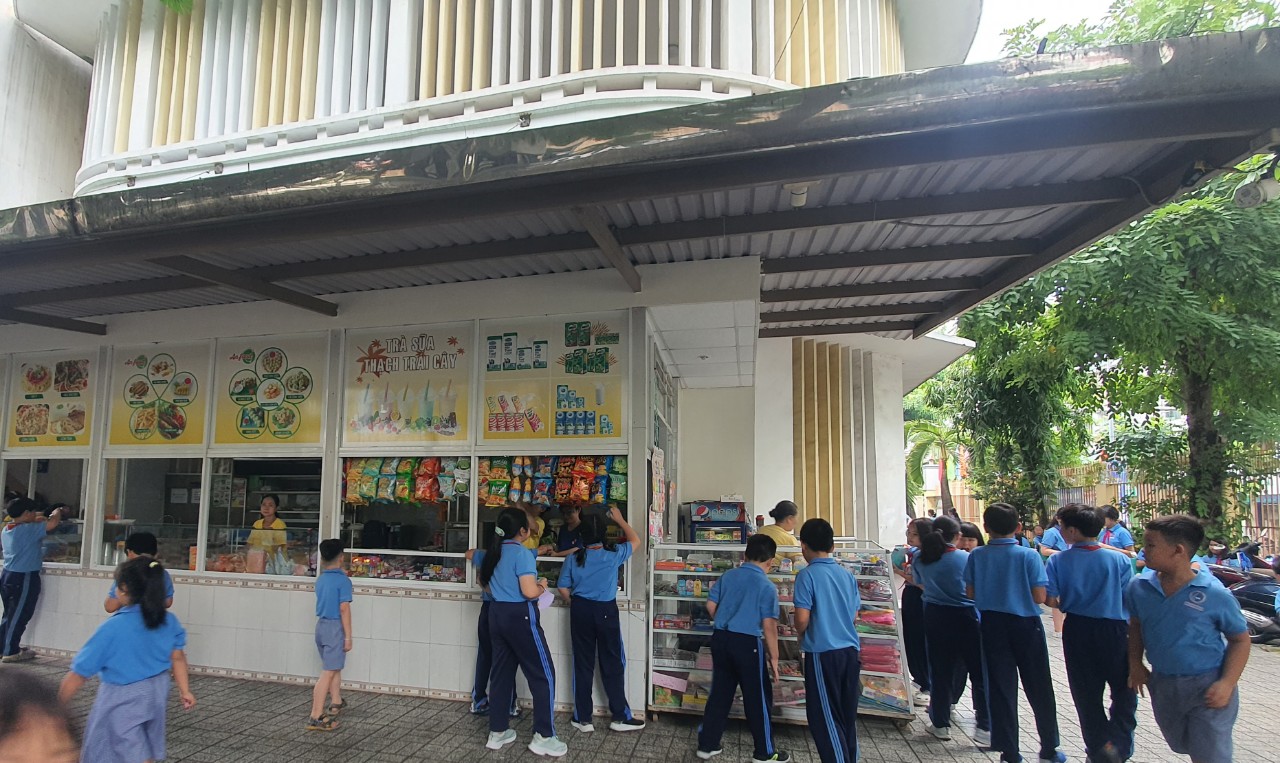 Không cho con mang tiền đi học thì sẽ hết lo quà vặt, hàng rong? - Ảnh 2. Không cho con mang tiền đi học thì sẽ hết lo quà vặt, hàng rong? - Ảnh 2.