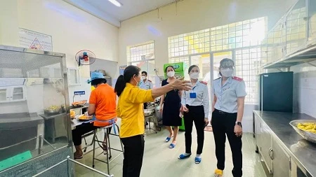 Kiểm tra ATTP bữa ăn bán trú của hơn 2.000 trường học tại TP.HCM, có những gì? - Ảnh 1. Kiểm tra ATTP bữa ăn bán trú của hơn 2.000 trường học tại TP.HCM, có những gì? - Ảnh 1.