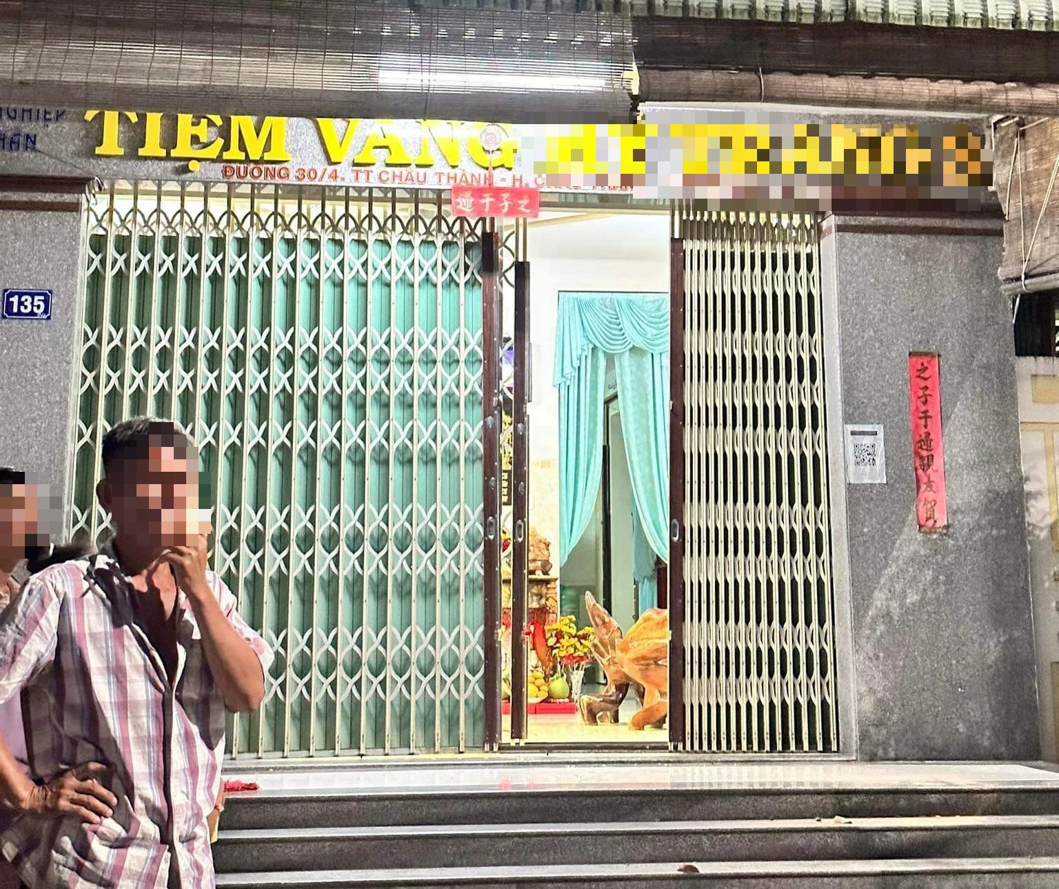 2 người cầm súng cướp tiệm vàng rồi bắn trả khi bị truy đuổi - Ảnh 1. 2 người cầm súng cướp tiệm vàng rồi bắn trả khi bị truy đuổi - Ảnh 1.