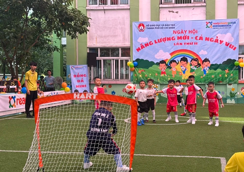 Màn so tài của những cầu thủ nhí - Ảnh 2. Màn so tài của những cầu thủ nhí - Ảnh 2.
