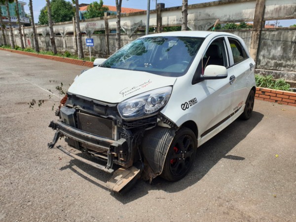Nghi vấn một CSGT lái xe hơi tông xe máy làm chết người, bỏ chạy Nghi vấn một CSGT lái xe hơi tông xe máy làm chết người, bỏ chạy