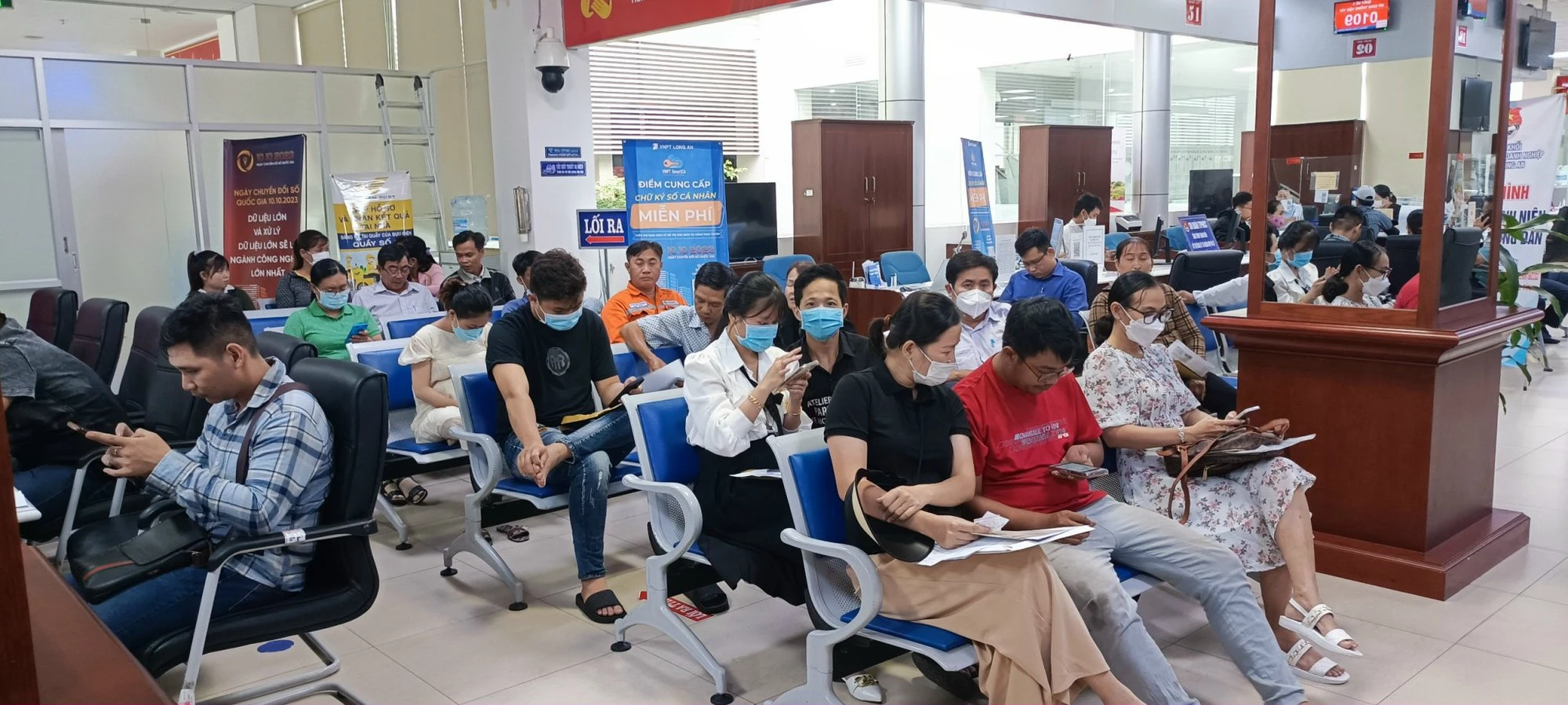 Dân Long An tập trung đổi giấy phép lái xe A1 do tin đồn thất thiệt - Ảnh 1. Dân Long An tập trung đổi giấy phép lái xe A1 do tin đồn thất thiệt - Ảnh 1.
