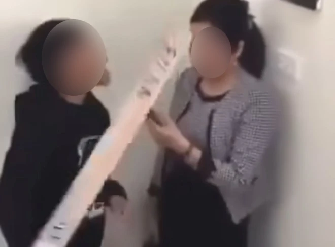 Nguyên nhân nữ giáo viên bị học sinh ép vào tường rồi văng tục, thách thức - Ảnh 1. Nguyên nhân nữ giáo viên bị học sinh ép vào tường rồi văng tục, thách thức - Ảnh 1.