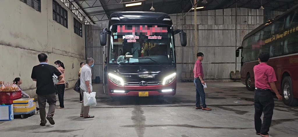 Bến xe 'lụi' hoạt động công khai - Ảnh 1. Bến xe 'lụi' hoạt động công khai - Ảnh 1.