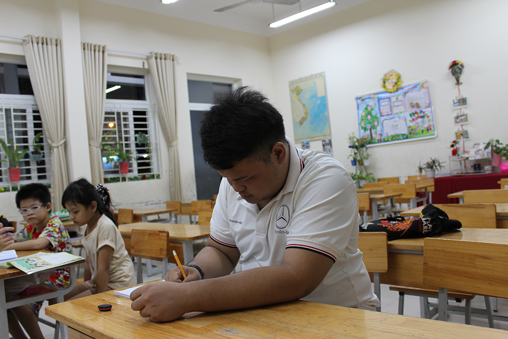 Ở nơi 17 tuổi học lớp 4, 20 tuổi học lớp 1 - Ảnh 1. Ở nơi 17 tuổi học lớp 4, 20 tuổi học lớp 1 - Ảnh 1.