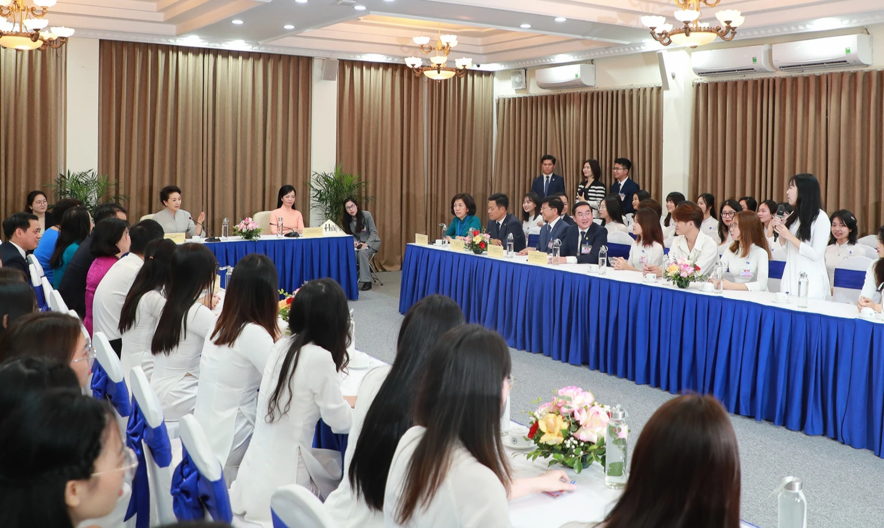 Phu nhân Tổng Bí thư, Chủ tịch nước Trung Quốc thăm ĐH Quốc gia Hà Nội - Ảnh 2.