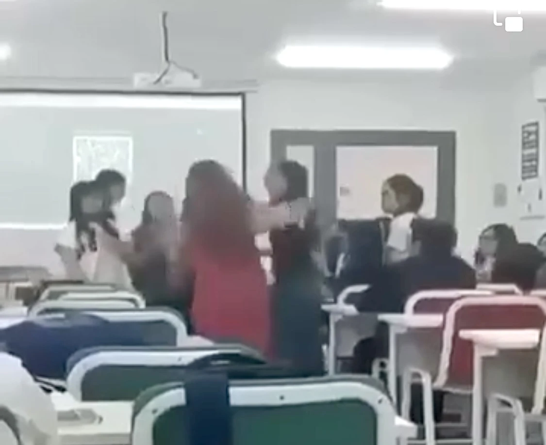 Sinh viên đánh bạn cùng lớp, đòi đuổi giảng viên ra khỏi trường - Ảnh 1. Sinh viên đánh bạn cùng lớp, đòi đuổi giảng viên ra khỏi trường - Ảnh 1.