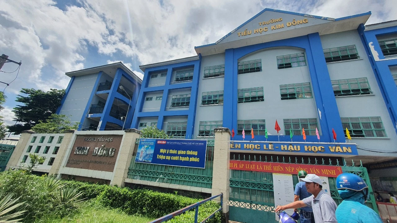 TP.HCM: Kỷ luật cảnh cáo một hiệu trưởng - Ảnh 1. TP.HCM: Kỷ luật cảnh cáo một hiệu trưởng - Ảnh 1.