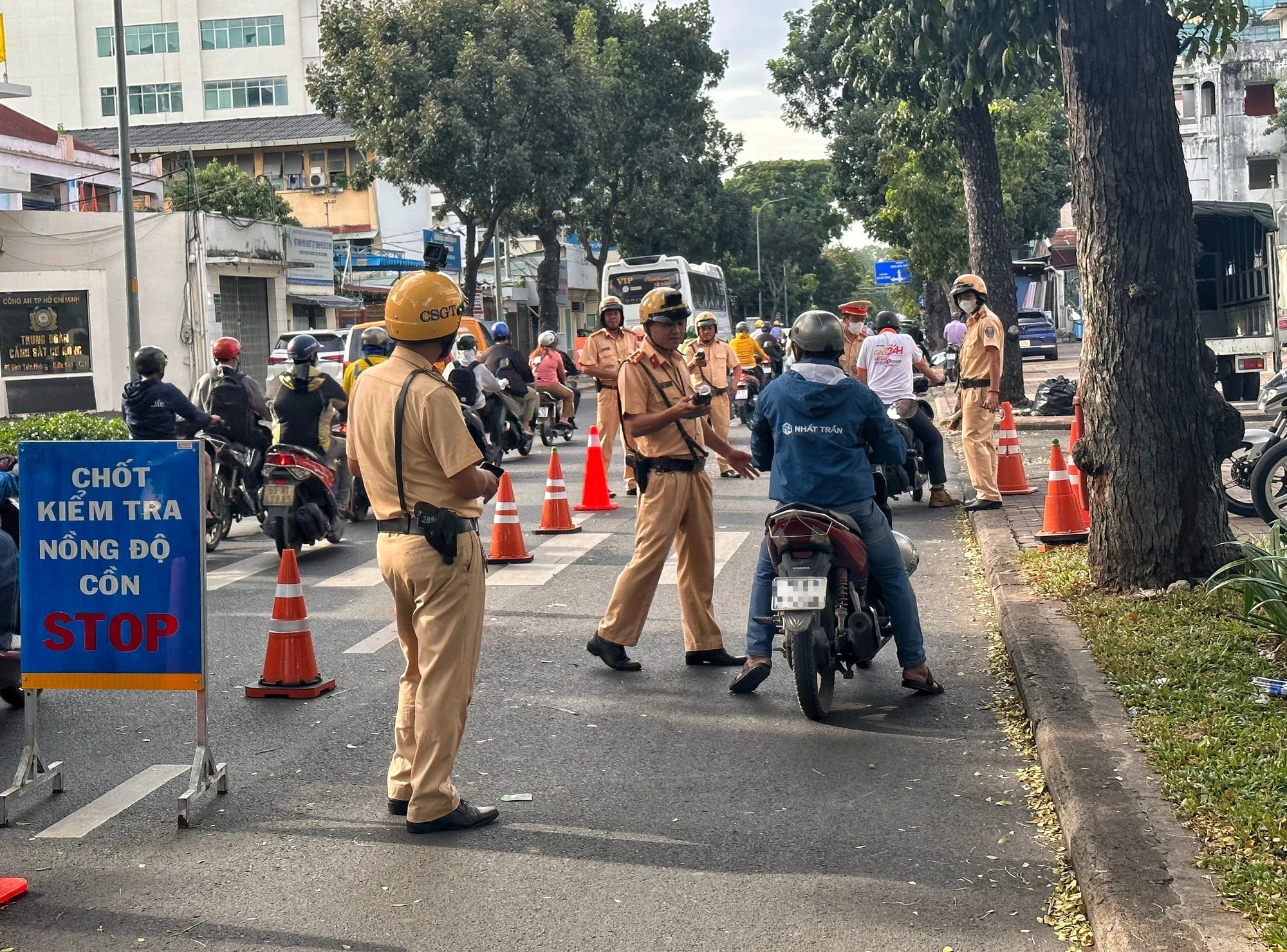 TP.HCM cấm cán bộ, công chức uống rượu bia trước và trong giờ làm việc - Ảnh 1. TP.HCM cấm cán bộ, công chức uống rượu bia trước và trong giờ làm việc - Ảnh 1.