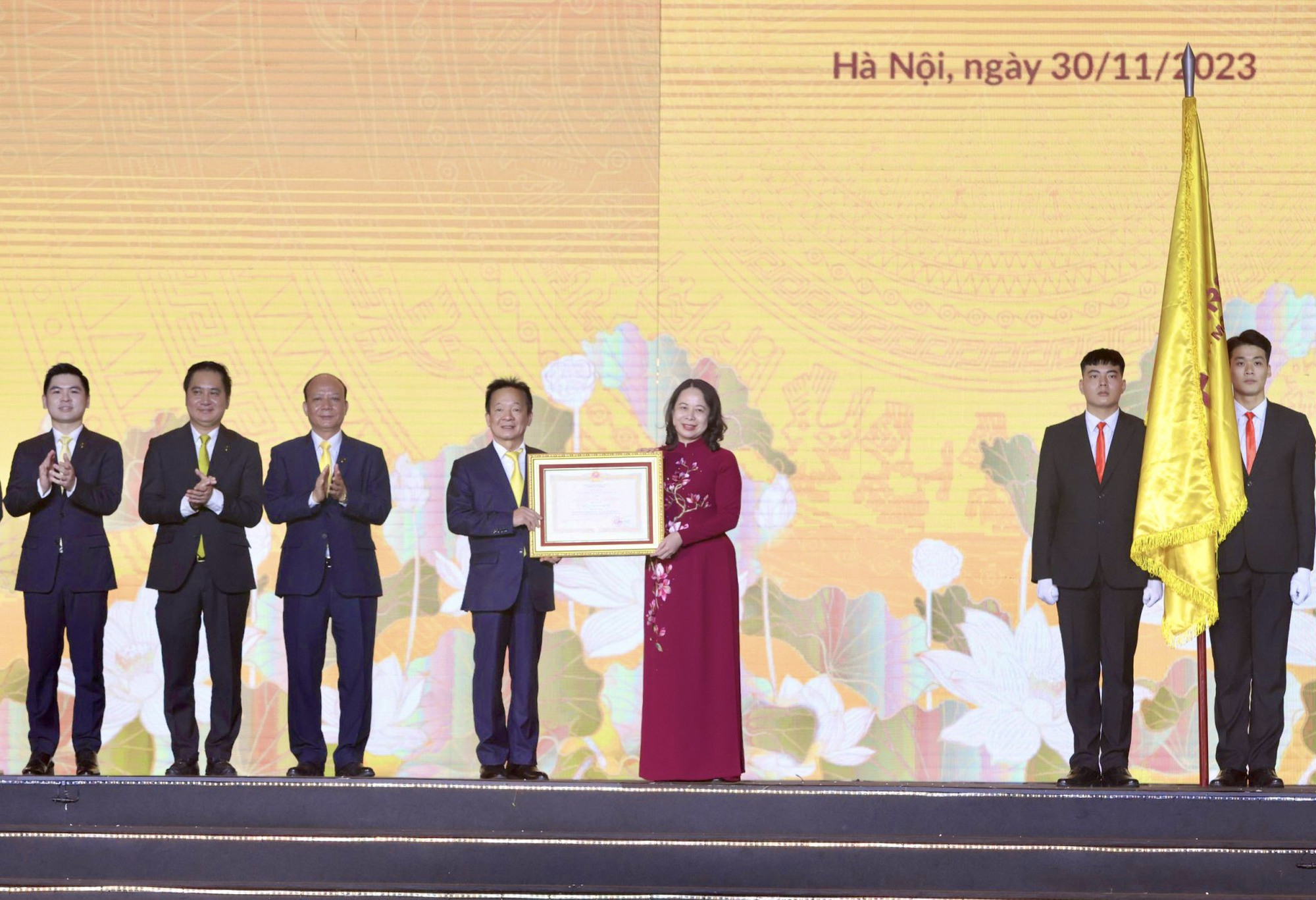 Bà Võ Thị Ánh Xuân, Uỷ viên Ban Chấp hành Trung ương Đảng, Phó Chủ tịch nước CHXHCN Việt Nam thay mặt lãnh đạo Đảng, Nhà nước trao tặng Huân chương Lao động hạng Nhất cho Tập đoàn T&T Group. Bà Võ Thị Ánh Xuân, Uỷ viên Ban Chấp hành Trung ương Đảng, Phó Chủ tịch nước CHXHCN Việt Nam thay mặt lãnh đạo Đảng, Nhà nước trao tặng Huân chương Lao động hạng Nhất cho Tập đoàn T&T Group.