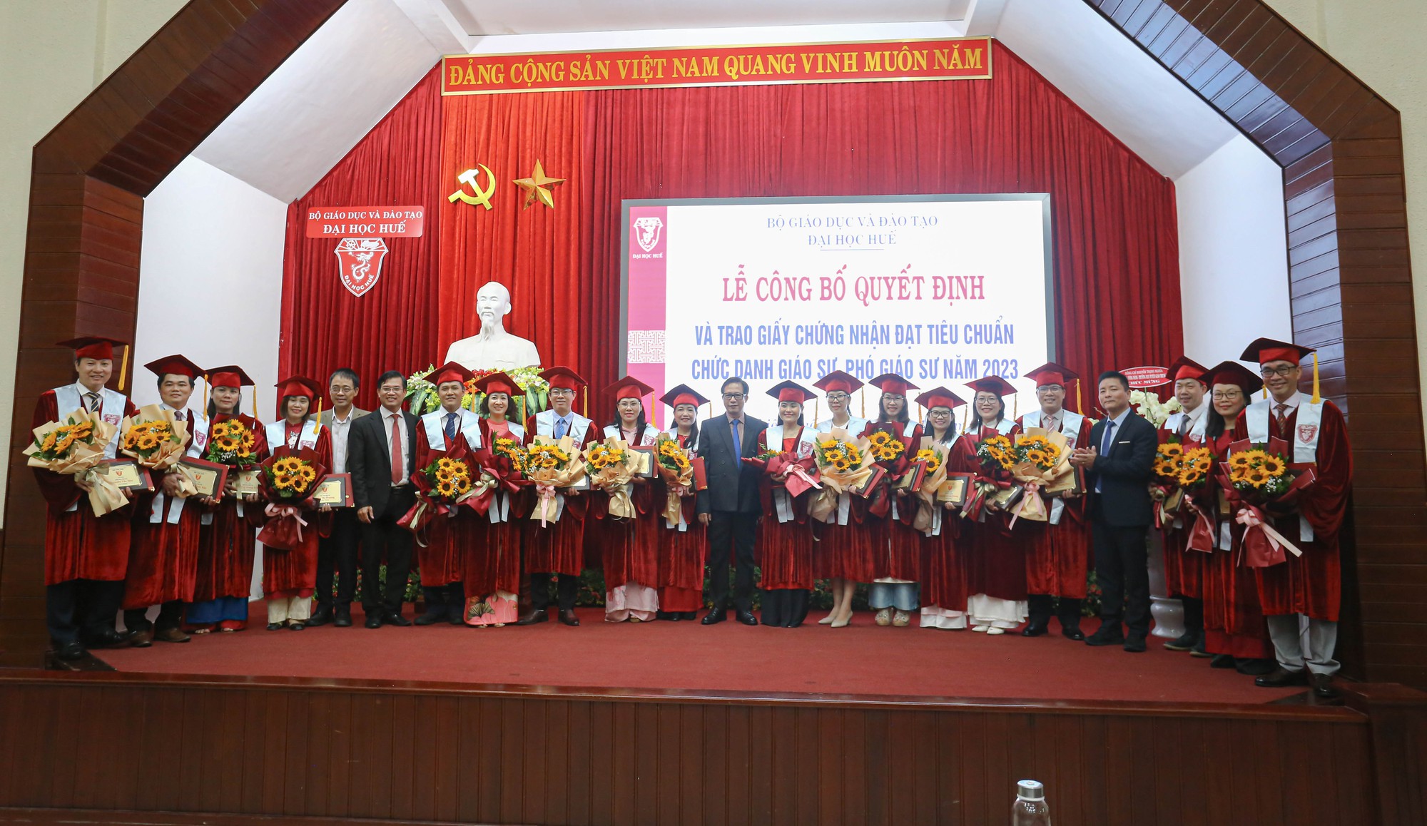 Tân Phó giáo sư ĐH Huế và lời cảm ơn bố mẹ đầy xúc động - Ảnh 1. Tân Phó giáo sư ĐH Huế và lời cảm ơn bố mẹ đầy xúc động - Ảnh 1.