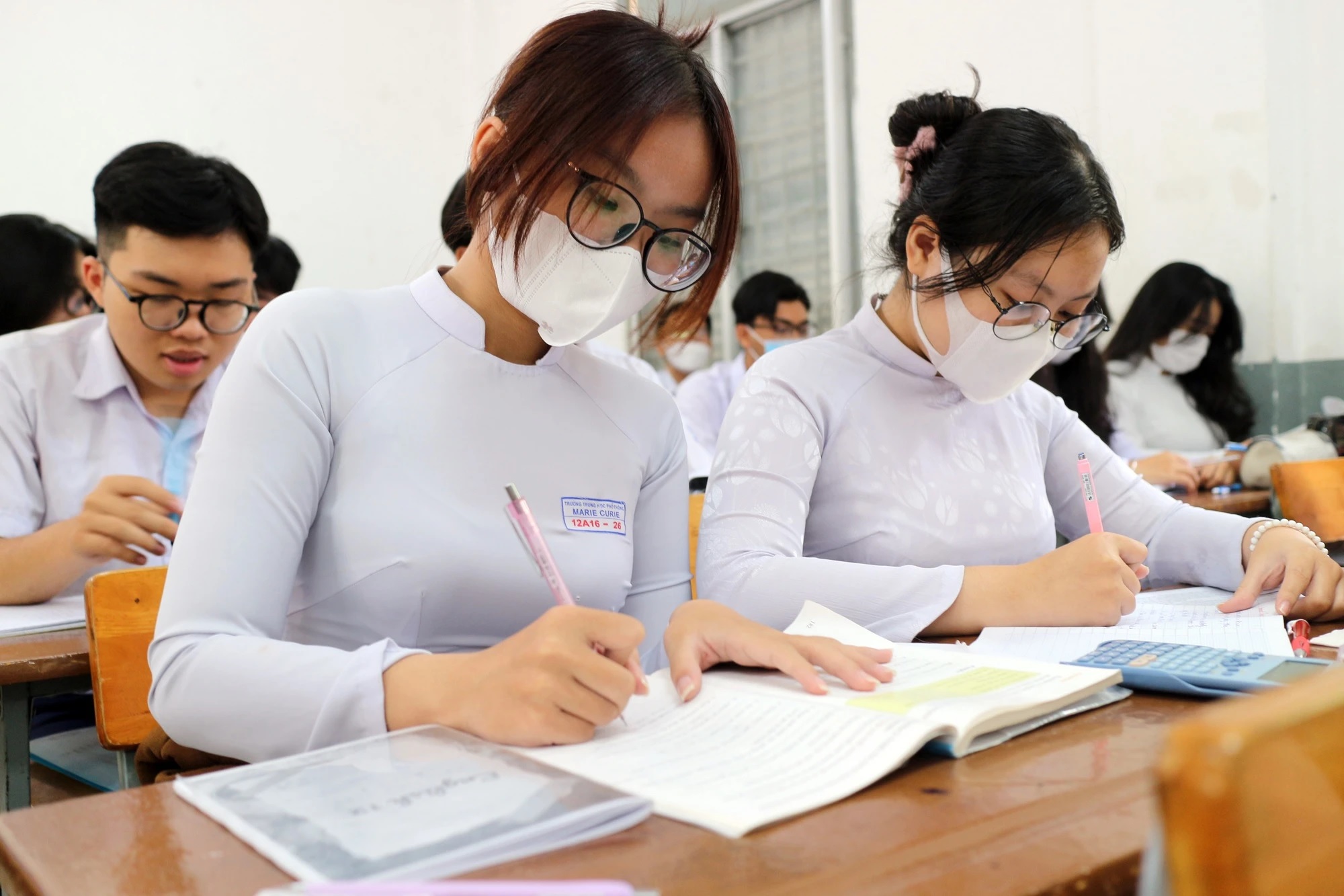 26 năm thi tốt nghiệp THPT: thay đổi theo hướng giảm áp lực - Ảnh 1. 26 năm thi tốt nghiệp THPT: thay đổi theo hướng giảm áp lực - Ảnh 1.
