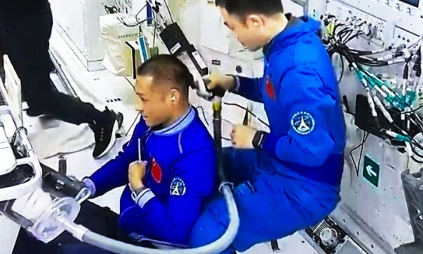 Video phi hành gia Trung Quốc cắt tóc, gội đầu trên Trạm vũ trụ Thiên Cung Video phi hành gia Trung Quốc cắt tóc, gội đầu trên Trạm vũ trụ Thiên Cung