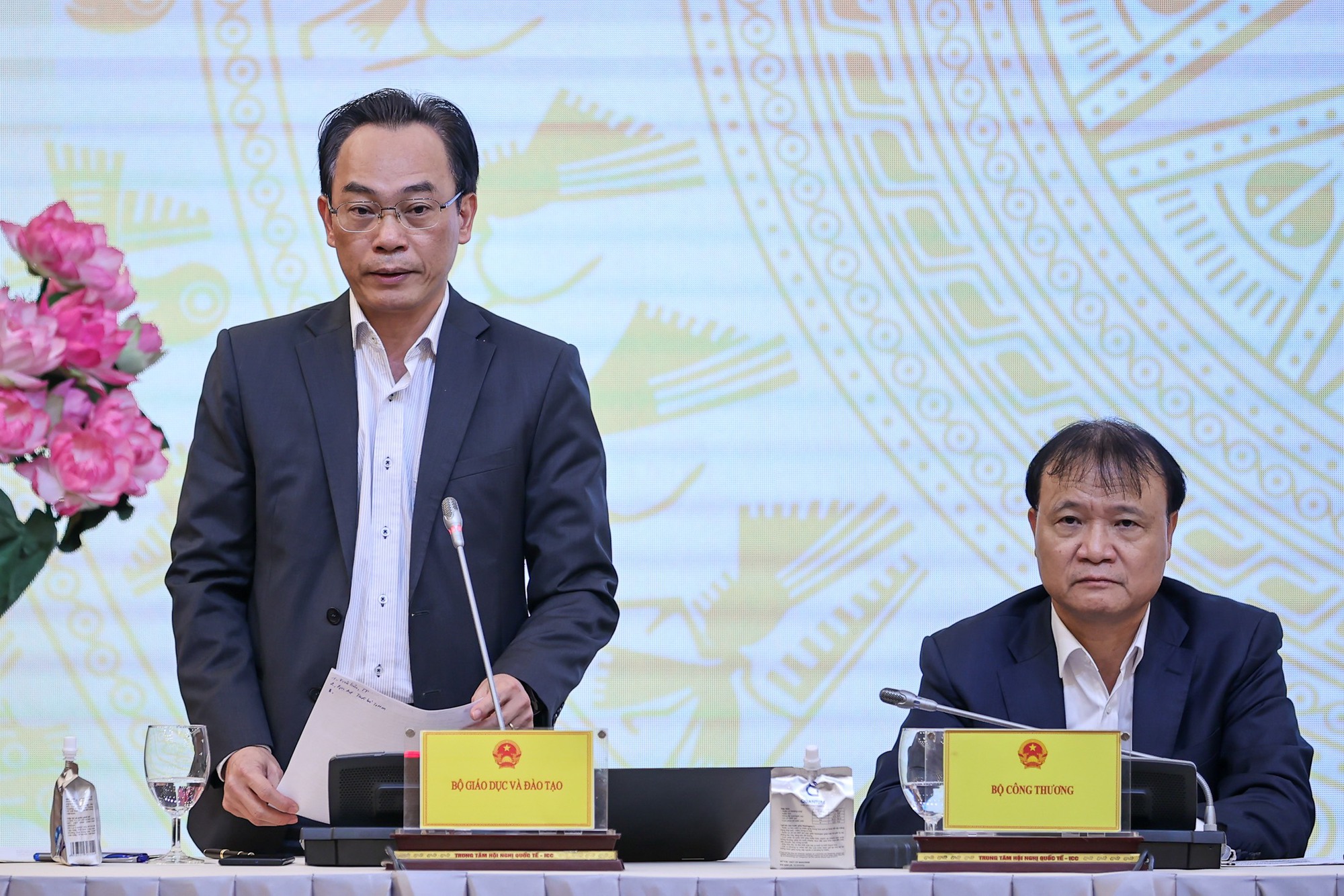 Vụ học sinh ép cô giáo vào tường: Phải nhìn nhận lại đội ngũ giáo viên - Ảnh 1. Vụ học sinh ép cô giáo vào tường: Phải nhìn nhận lại đội ngũ giáo viên - Ảnh 1.