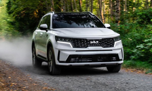 Xe hybrid giảm giá trăm triệu, khách hàng “sốc” Xe hybrid giảm giá trăm triệu, khách hàng “sốc”