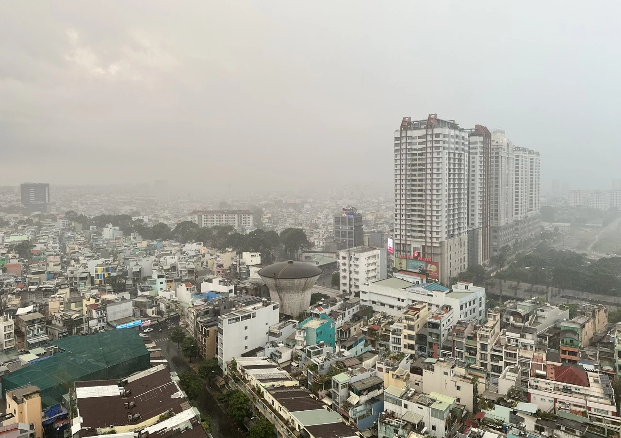 Mưa bất ngờ, bắn pháo hoa đón giao thừa ở TP.HCM liệu có bị ảnh hưởng?- Ảnh 2. Mưa bất ngờ, bắn pháo hoa đón giao thừa ở TP.HCM liệu có bị ảnh hưởng?- Ảnh 2.