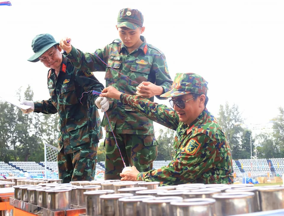 Bắn 1.000 quả pháo hoa trong đêm lễ kỷ niệm 20 năm TP.Cần Thơ trực thuộc T.Ư- Ảnh 3.
