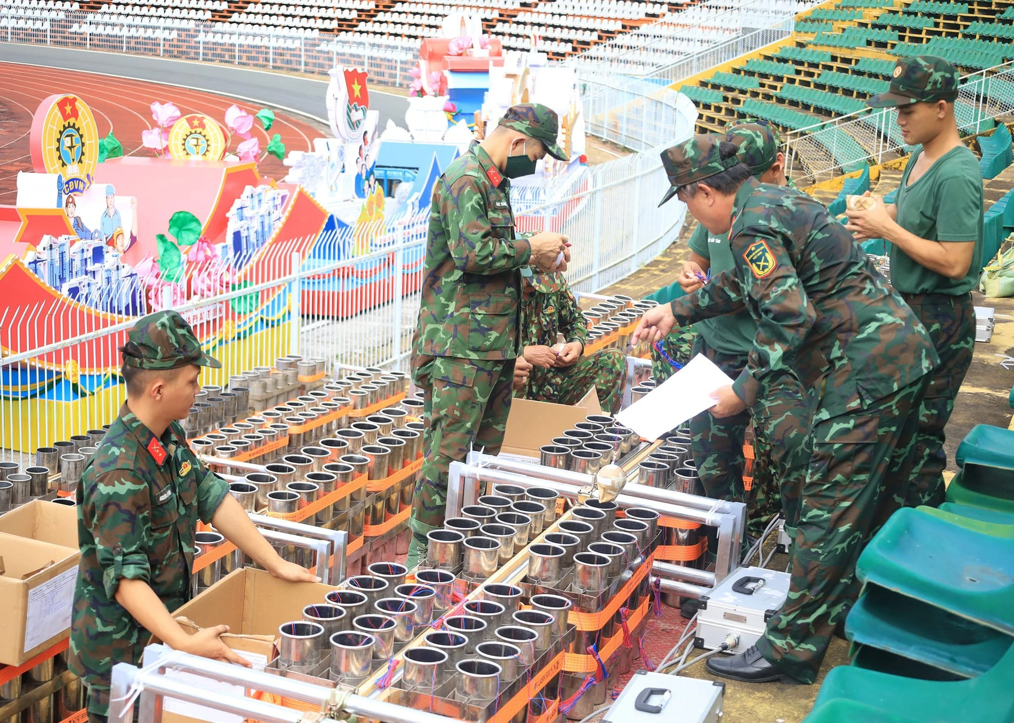 Bắn 1.000 quả pháo hoa trong đêm lễ kỷ niệm 20 năm TP.Cần Thơ trực thuộc T.Ư- Ảnh 4.