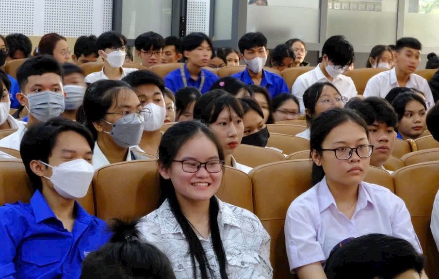 Sinh viên học khá trở lên không lo tiền học phí- Ảnh 2.