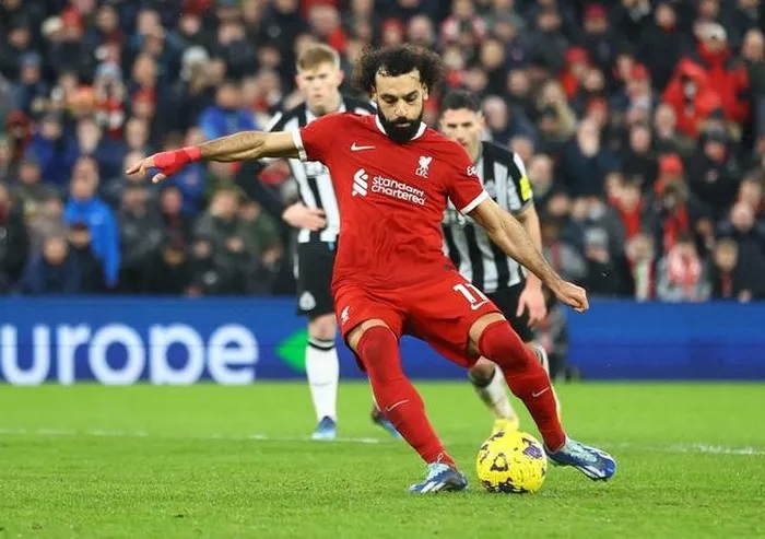 Salah lập cú đúp, Liverpool xây chắc ngôi đầu Ngoại hạng Anh