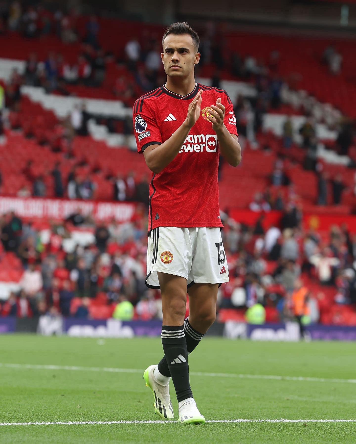 Manchester United chia tay Sergio Reguilon