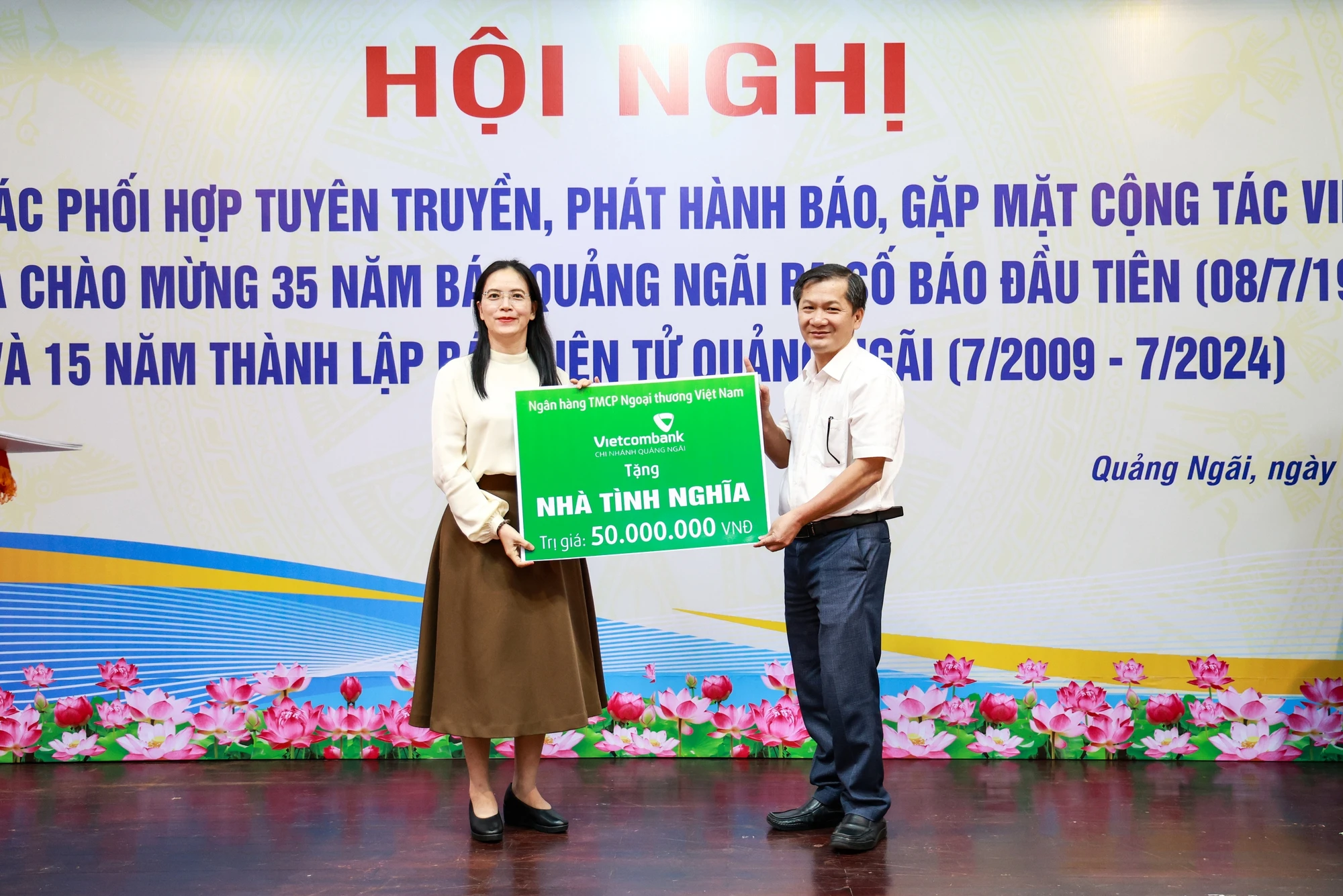 Báo Quảng Ngãi tiếp nhận hỗ trợ xây dựng 13 nhà đại đoàn kết cho hộ nghèo- Ảnh 2.