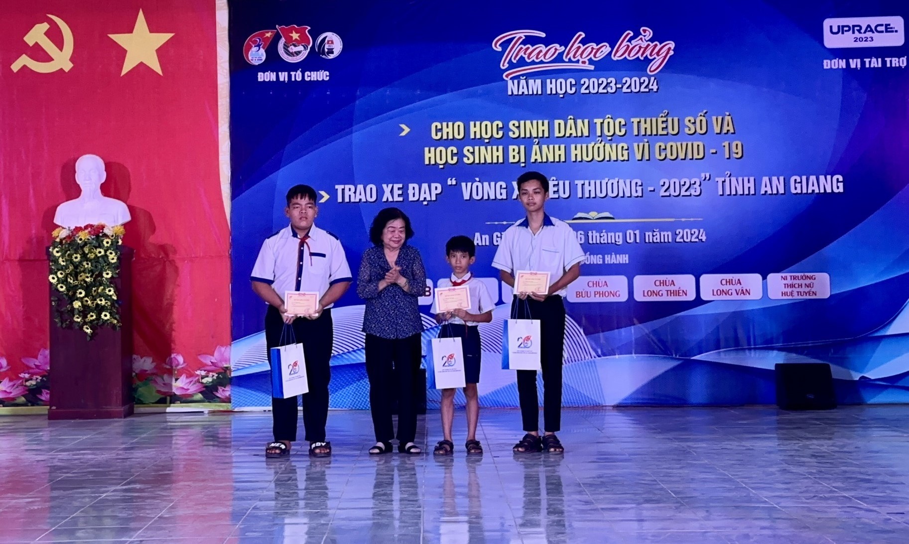 Trao 50 suất học bổng Vừ A Dính cho học sinh tỉnh An Giang- Ảnh 2. Trao 50 suất học bổng Vừ A Dính cho học sinh tỉnh An Giang- Ảnh 2.