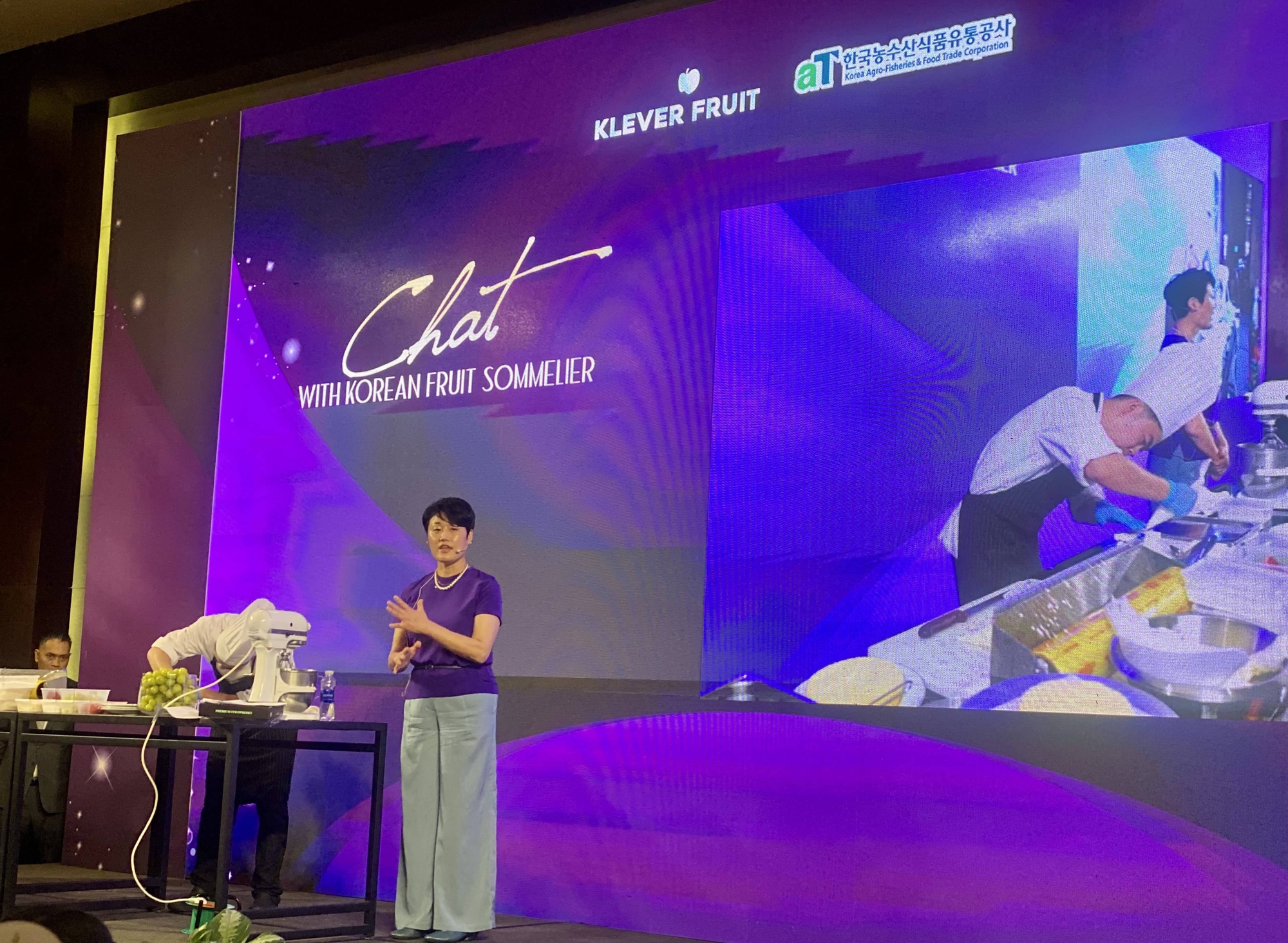 Bà Hyangran Jo giới thiệu cách chế biến món tráng miệng trái cây tươi