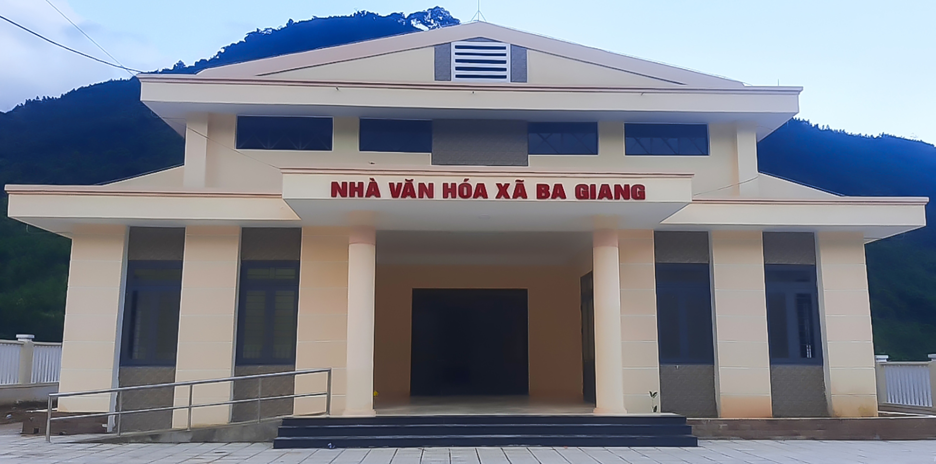 Nhà văn hóa xã Ba Giang được đầu tư xây dựng mới, là một trong các hạng mục thuộc dự án đầu tư di dời Trung tâm hành chính xã Ba Giang (giai đoạn 2) Nhà văn hóa xã Ba Giang được đầu tư xây dựng mới, là một trong các hạng mục thuộc dự án đầu tư di dời Trung tâm hành chính xã Ba Giang (giai đoạn 2)