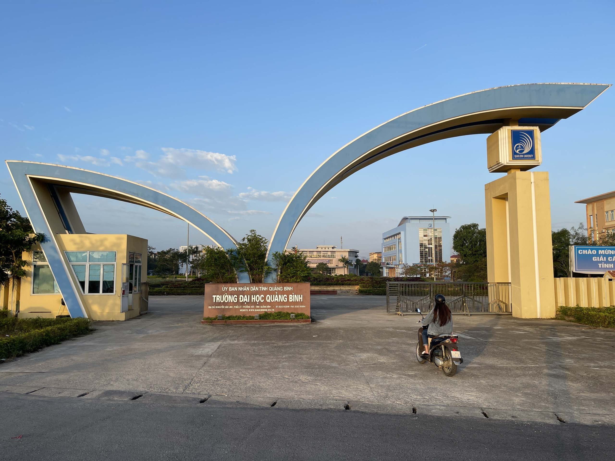 Vì sao cả trăm tiến sĩ, thạc sĩ, nhân viên... Trường ĐH Quảng Bình bị nợ lương?- Ảnh 3.