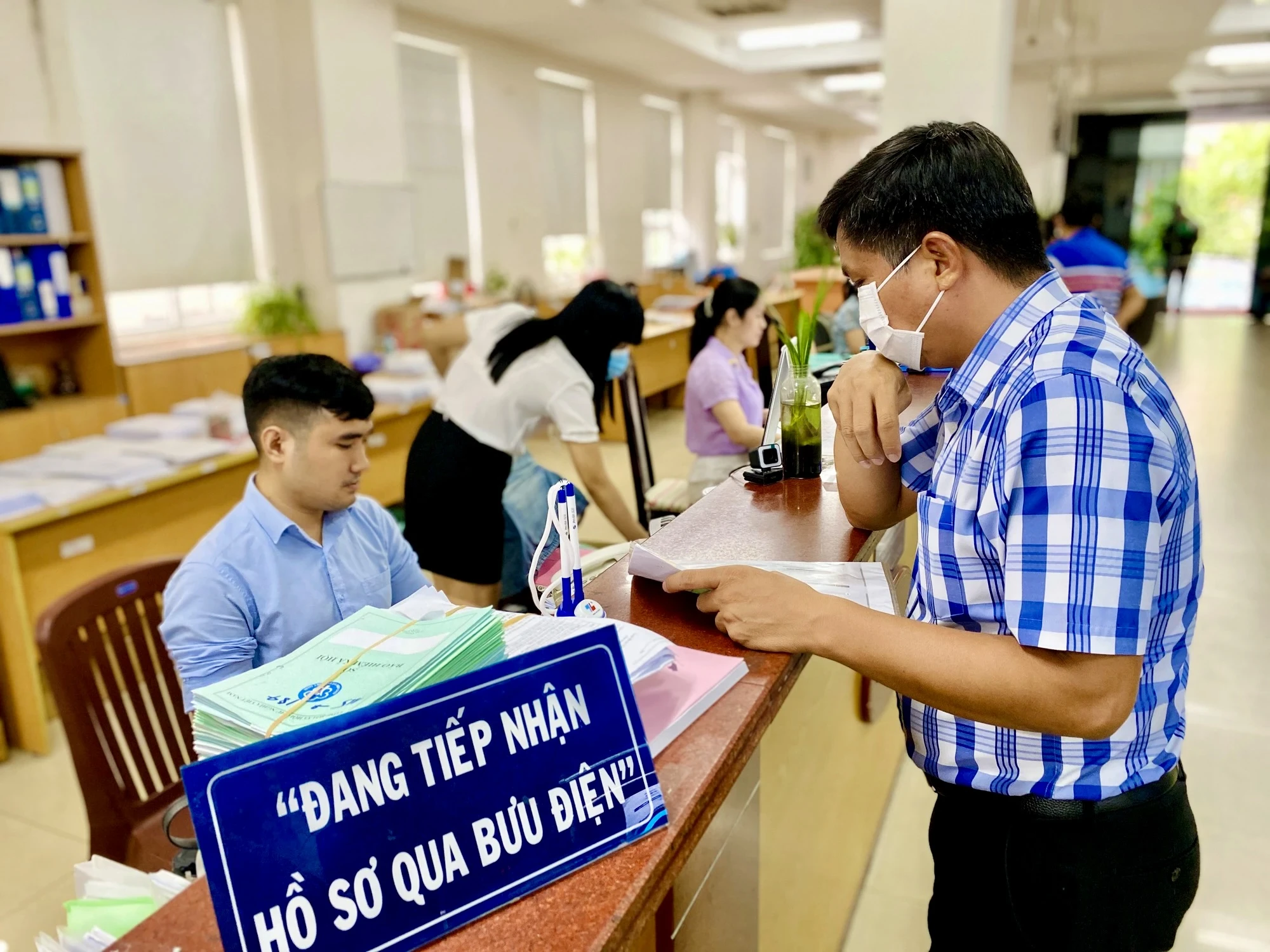BHXH TP.HCM nói gì về việc người dân 'giăng võng nằm xuyên đêm chờ'?- Ảnh 2.