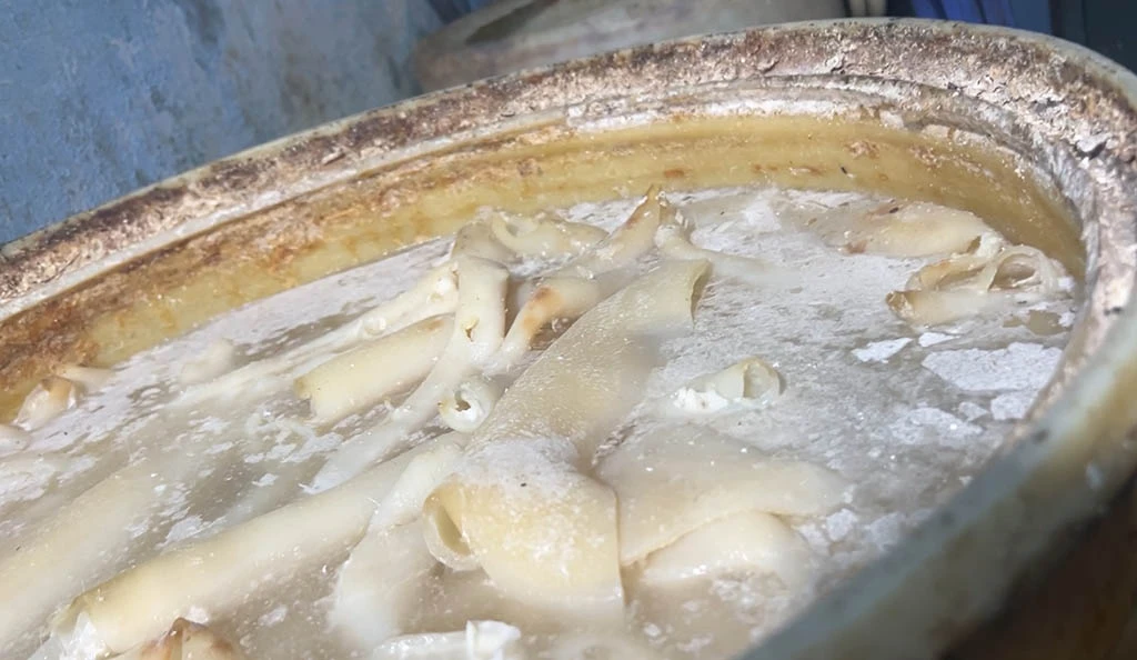 Khiếp hãi bì heo bẩn ở TP.HCM: Đột nhập cơ sở chế biến- Ảnh 2.