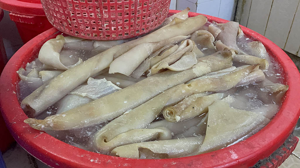 Khiếp hãi bì heo bẩn ở TP.HCM: Đột nhập cơ sở chế biến- Ảnh 4.