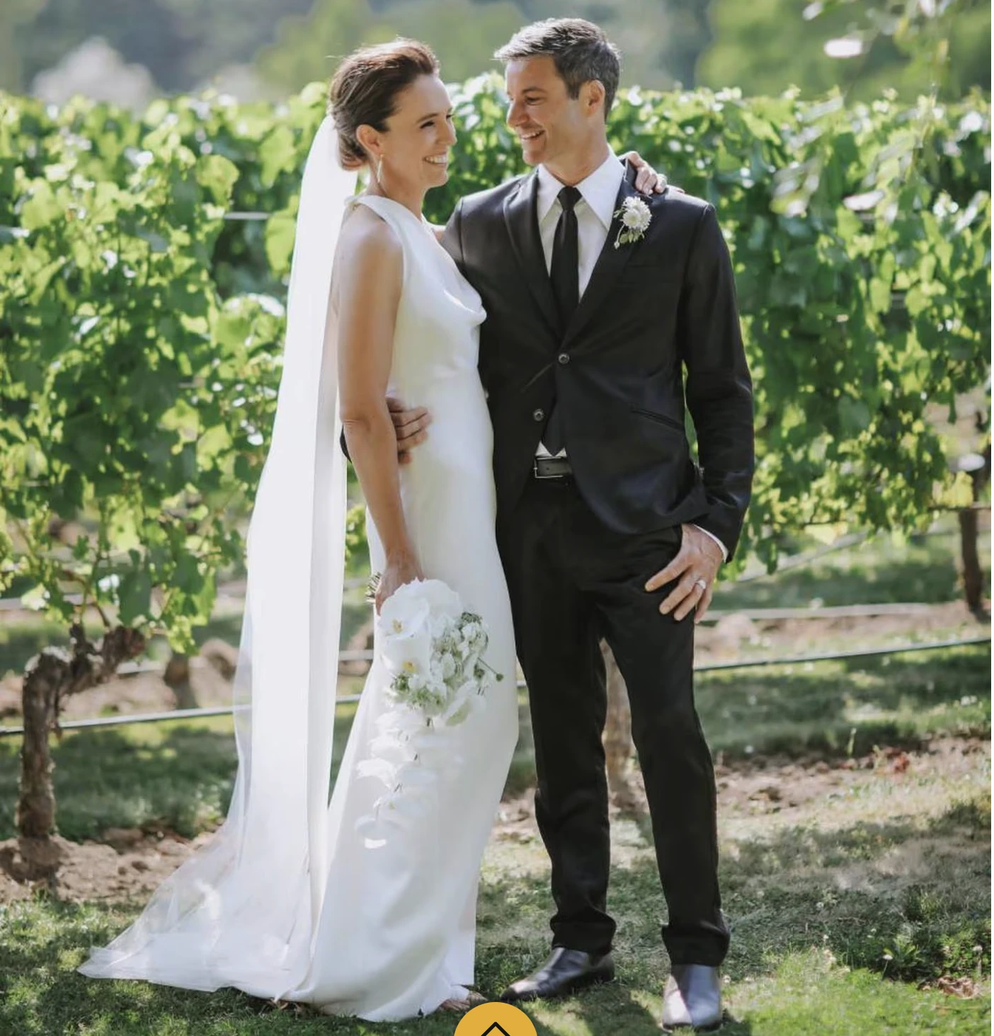 Cựu Thủ tướng New Zealand chính thức lên xe hoa sau khi phải hoãn cưới vì Covid-19 - Ảnh 2.