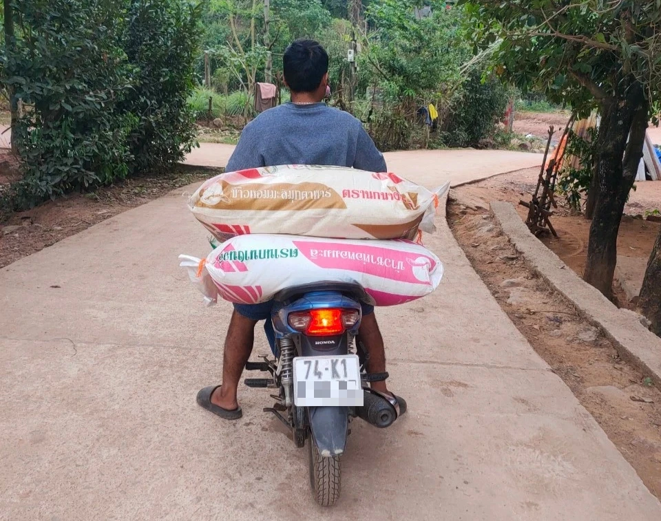 Vận động người dân trả gạo nếp 'hôi của' từ xe tải gặp nạn ở Quảng Trị- Ảnh 2. Vận động người dân trả gạo nếp 'hôi của' từ xe tải gặp nạn ở Quảng Trị- Ảnh 2.