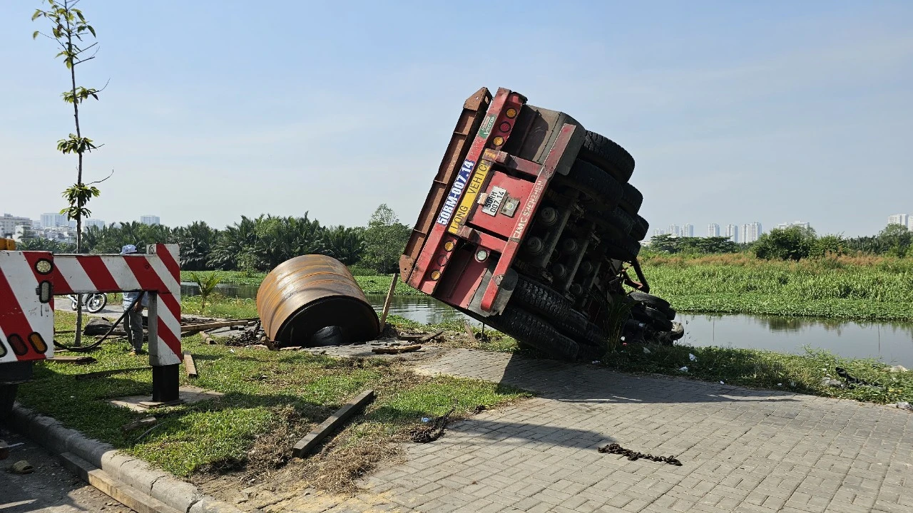 Xe đầu kéo tông dải phân cách, cuộn thép cả chục tấn rớt lún vỉa hè- Ảnh 2.