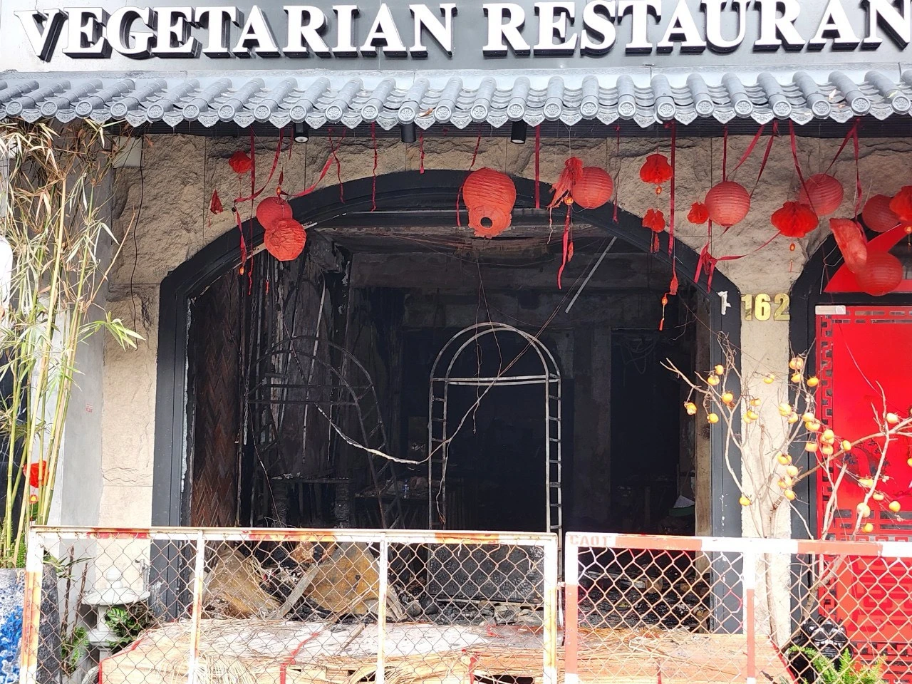 Cháy nhà hàng 4 tầng ở trung tâm TP.HCM, nhiều người thoát nạn- Ảnh 2. Cháy nhà hàng 4 tầng ở trung tâm TP.HCM, nhiều người thoát nạn- Ảnh 2.