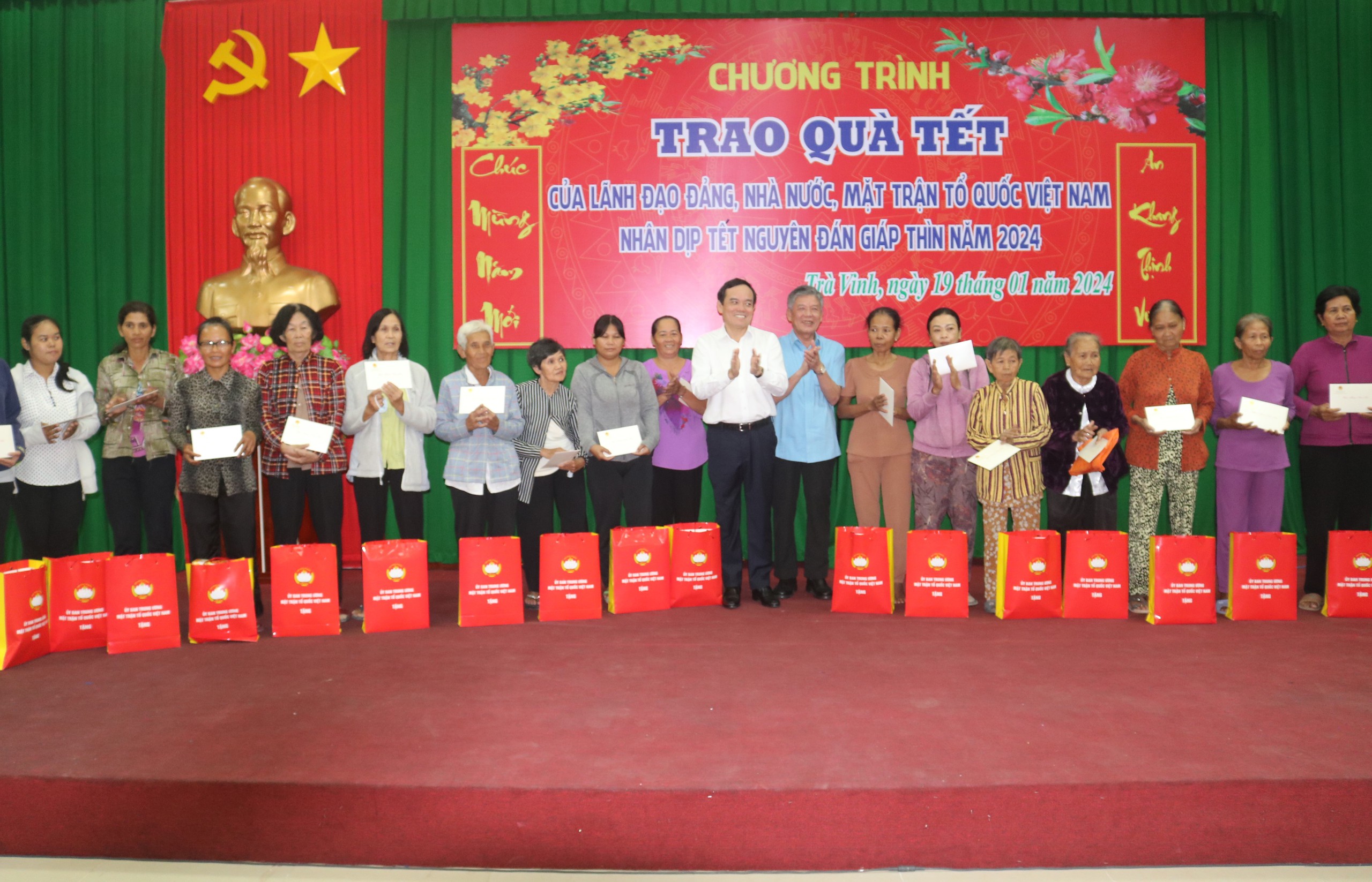 Phó thủ tướng Trần Lưu Quang thăm, tặng quà gia đình khó khăn ở Trà Vinh- Ảnh 2. Phó thủ tướng Trần Lưu Quang thăm, tặng quà gia đình khó khăn ở Trà Vinh- Ảnh 2.