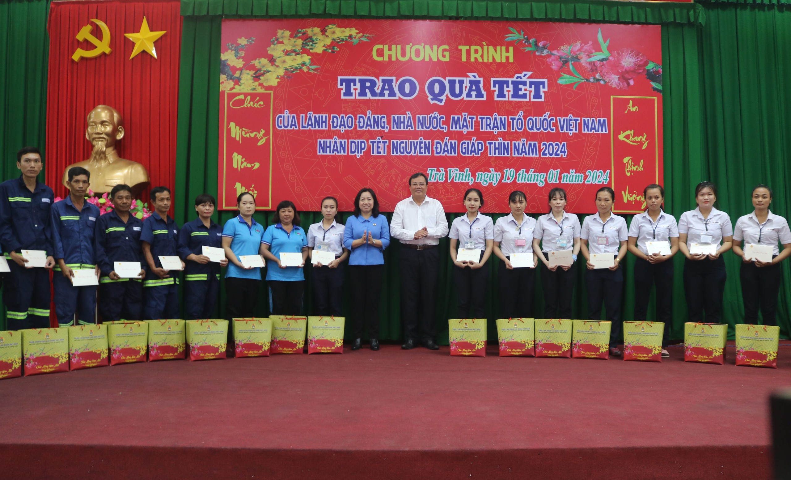 Phó thủ tướng Trần Lưu Quang thăm, tặng quà gia đình khó khăn ở Trà Vinh- Ảnh 3. Phó thủ tướng Trần Lưu Quang thăm, tặng quà gia đình khó khăn ở Trà Vinh- Ảnh 3.