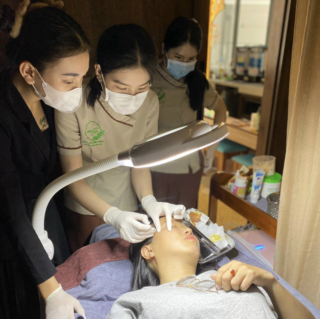 Thẩm mỹ 'chui' cấp tốc lại tung hoành bất chấp: Thâm nhập lò 'nhân bản' nguy cơ tai biến- Ảnh 4. Thẩm mỹ 'chui' cấp tốc lại tung hoành bất chấp: Thâm nhập lò 'nhân bản' nguy cơ tai biến- Ảnh 4.