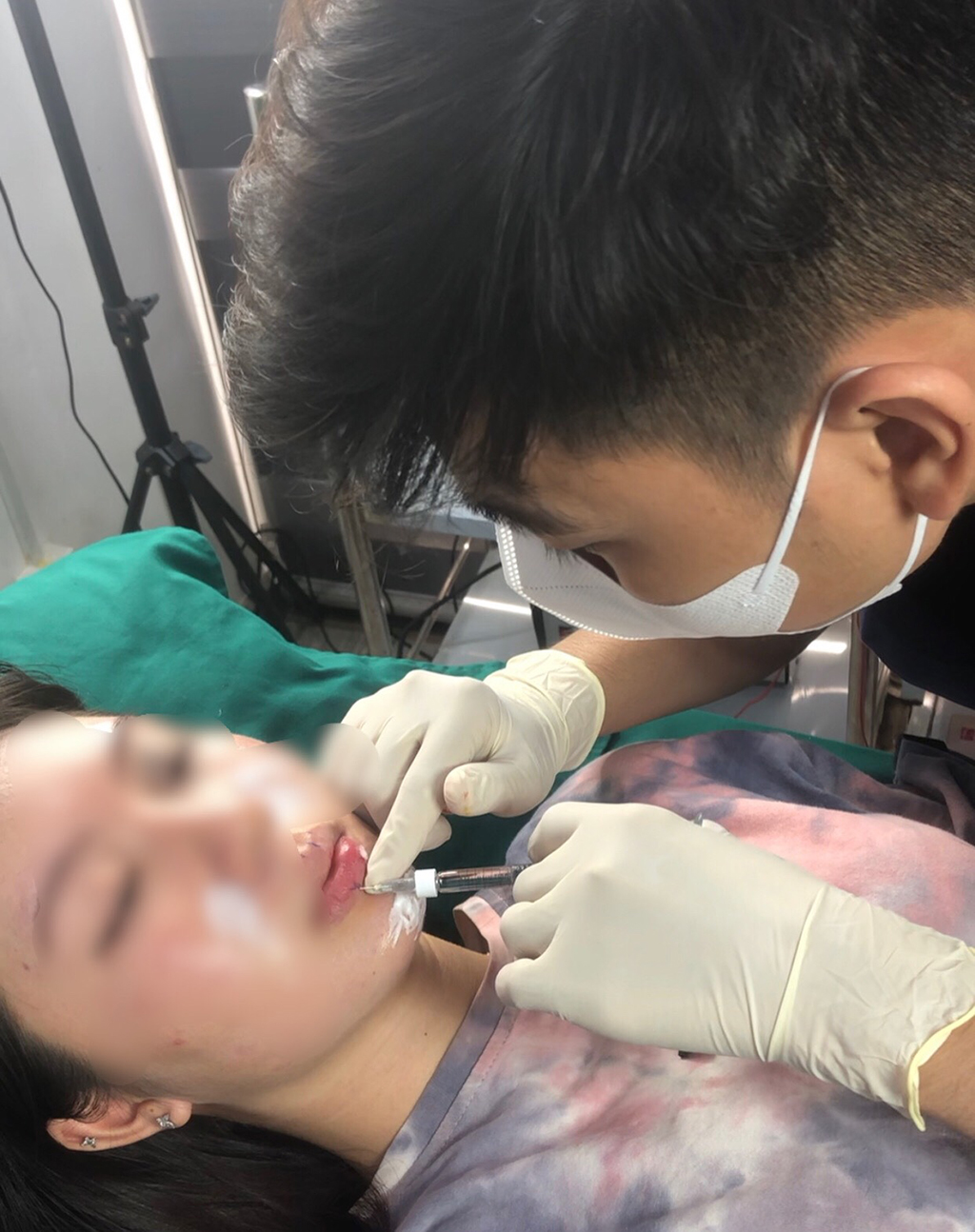 Thẩm mỹ 'chui' cấp tốc lại tung hoành bất chấp: Thâm nhập lò 'nhân bản' nguy cơ tai biến- Ảnh 2. Thẩm mỹ 'chui' cấp tốc lại tung hoành bất chấp: Thâm nhập lò 'nhân bản' nguy cơ tai biến- Ảnh 2.