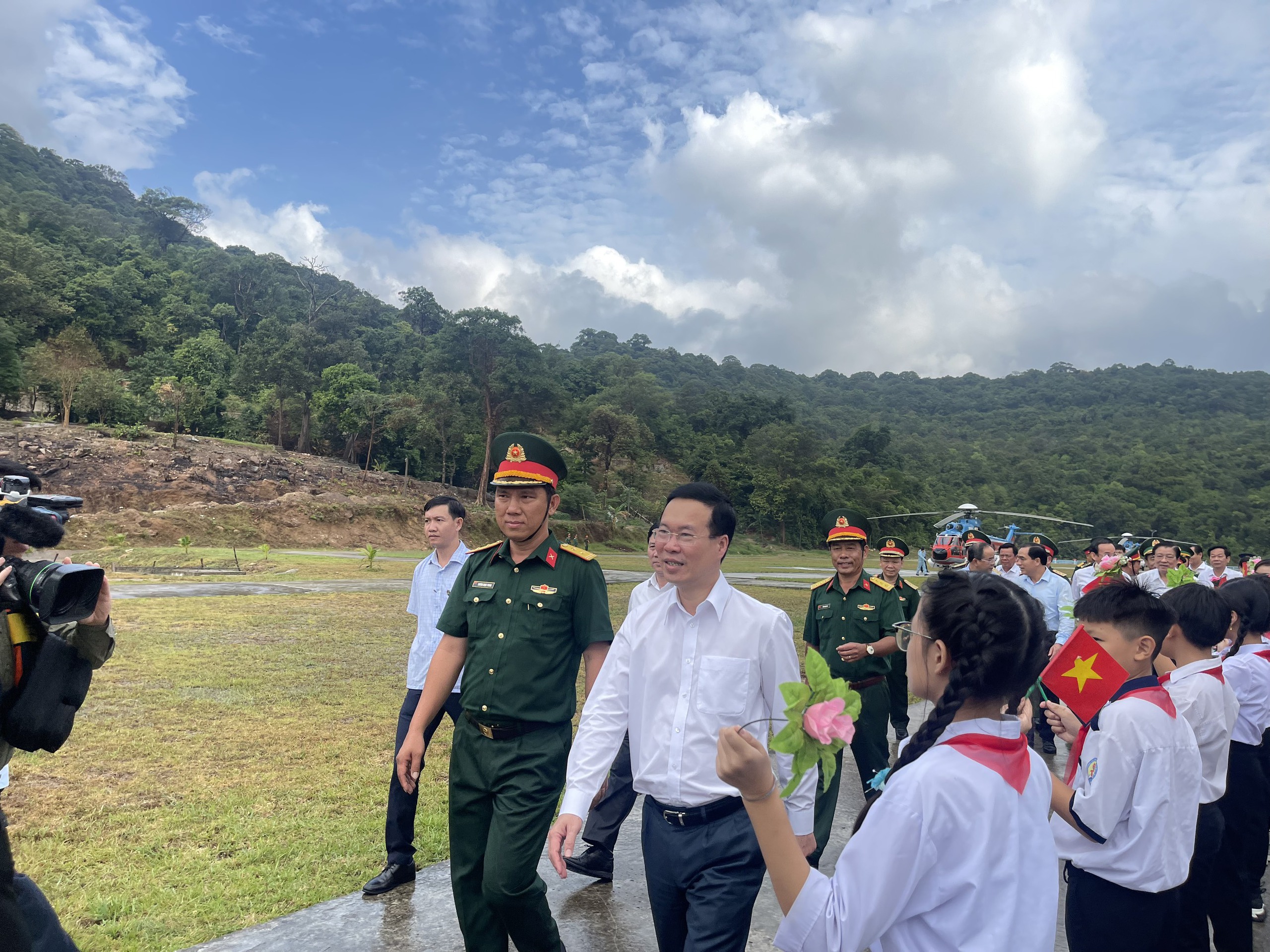 Chủ tịch nước Võ Văn Thưởng: Cần quan tâm việc học hành của trẻ em Thổ Châu- Ảnh 2.
