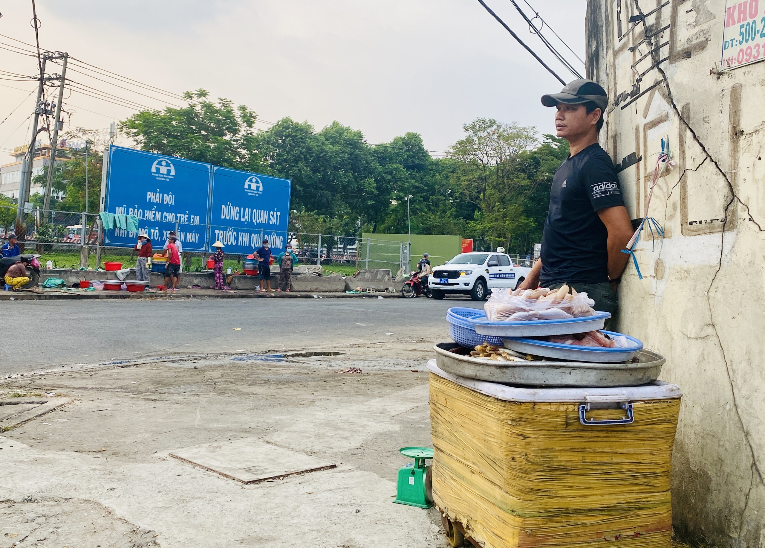 Chiều tan ca Công ty PouYuen đông công nhân nhất TP.HCM: Mong sao thoát cảnh chợ 'chạy'- Ảnh 4. Chiều tan ca Công ty PouYuen đông công nhân nhất TP.HCM: Mong sao thoát cảnh chợ 'chạy'- Ảnh 4.