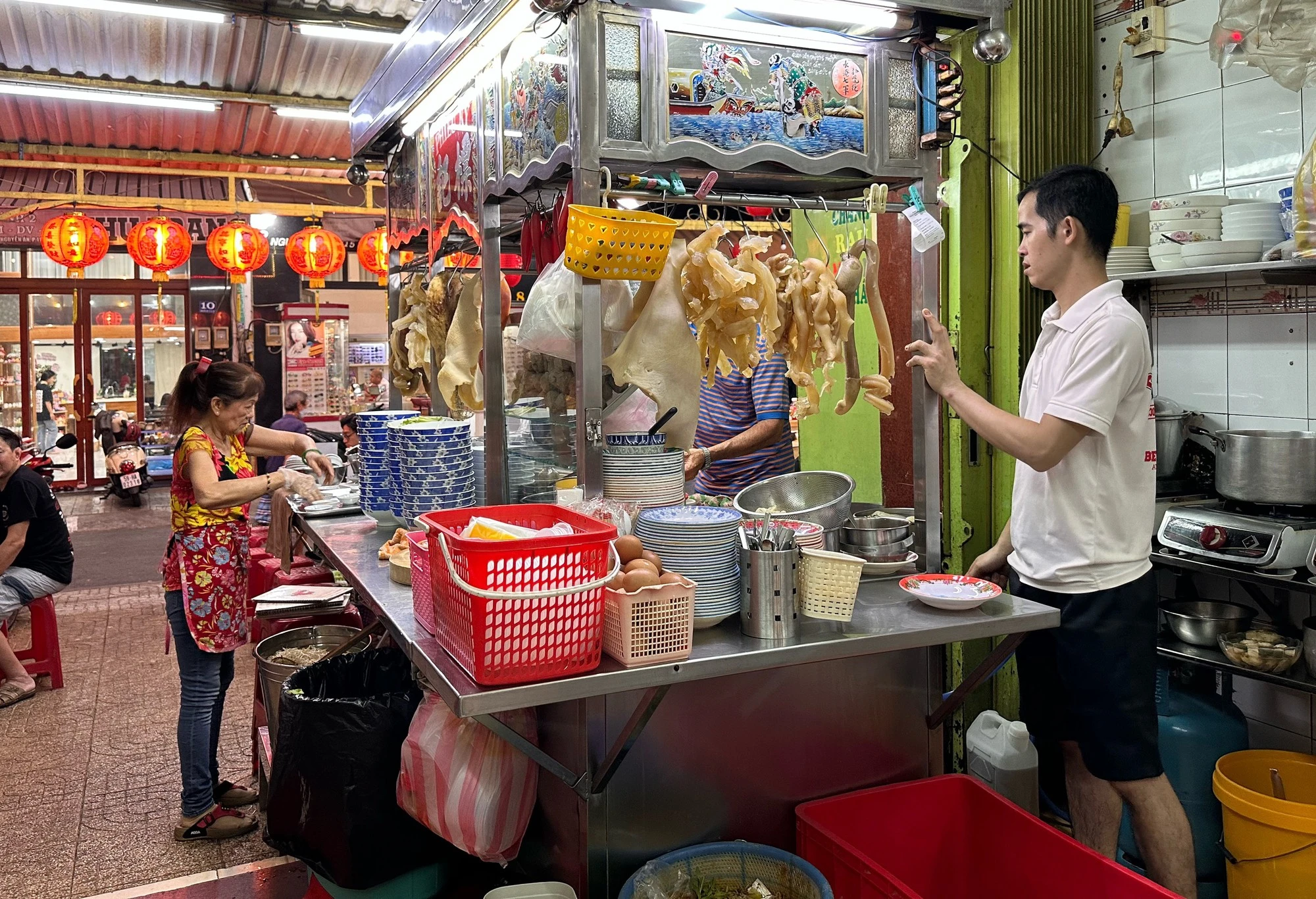 Người dân TP.HCM thắt chặt hầu bao, bớt ăn quán 