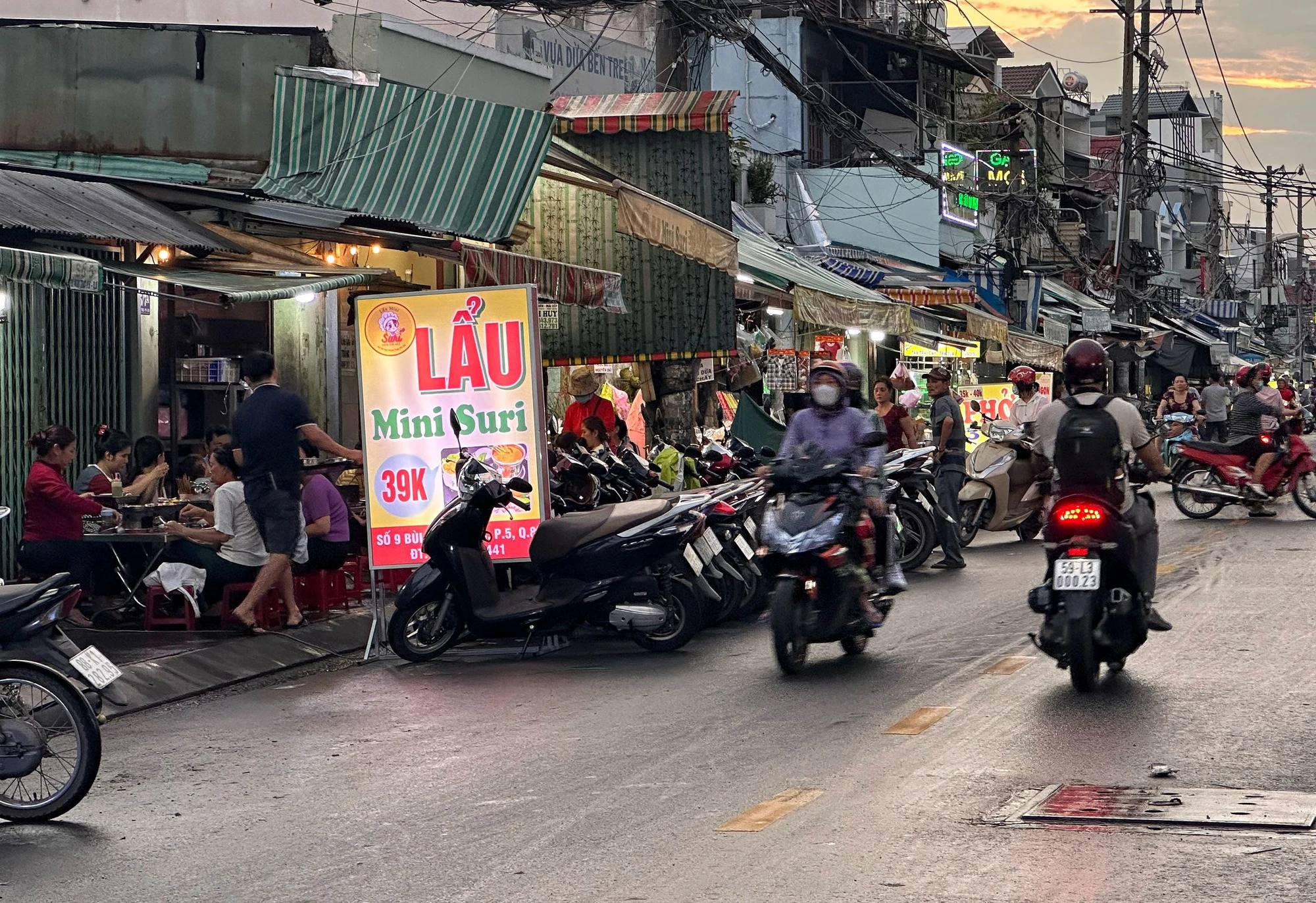 Người dân TP.HCM thắt chặt hầu bao, bớt ăn quán 