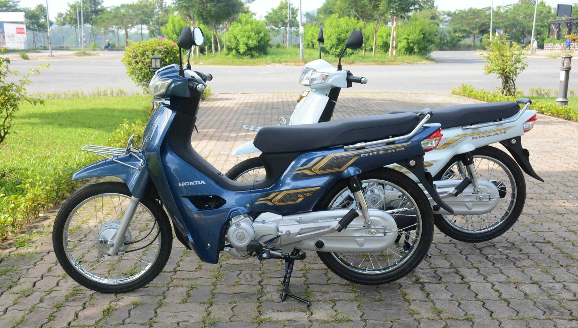 Nhiều cửa hàng xe máy không chính hãng Nhiều cửa hàng xe máy không chính hãng