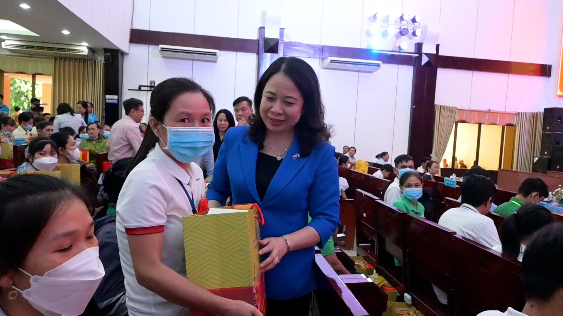 Phó chủ tịch nước Võ Thị Ánh Xuân trao 10 căn nhà Đại đoàn kết cho Bến Tre- Ảnh 2. Phó chủ tịch nước Võ Thị Ánh Xuân trao 10 căn nhà Đại đoàn kết cho Bến Tre- Ảnh 2.