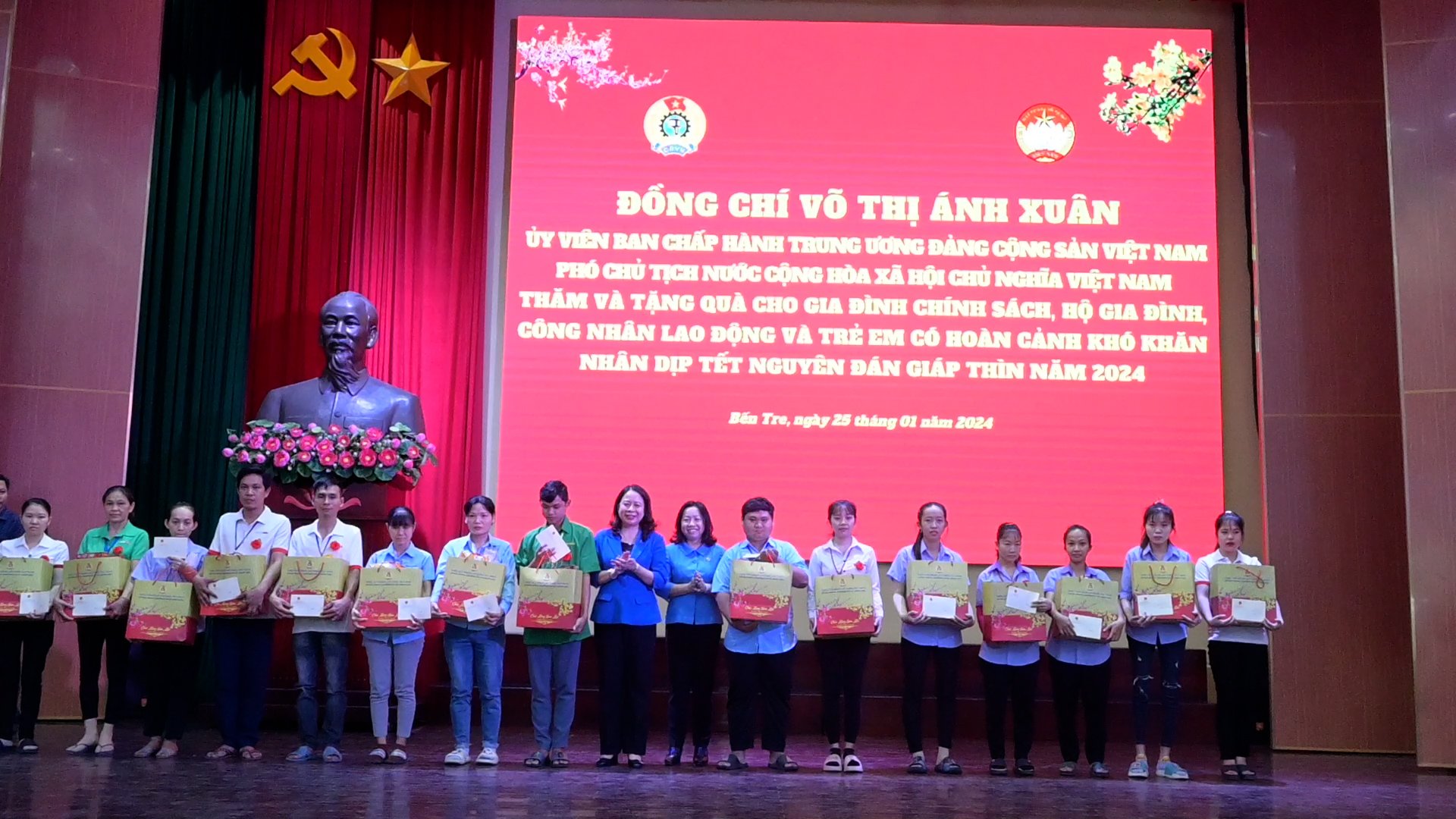 Phó chủ tịch nước Võ Thị Ánh Xuân trao 10 căn nhà Đại đoàn kết cho Bến Tre- Ảnh 3. Phó chủ tịch nước Võ Thị Ánh Xuân trao 10 căn nhà Đại đoàn kết cho Bến Tre- Ảnh 3.